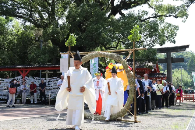 ＼夏そば奉納神事が執り行われました✨／

本日6/30安楽山宮神社にて関係者の方をお迎えしてお祓いや茅の輪くぐりを執り行いました(^^)/✨

茅の輪くぐり志武士ししまるも参加しましたよ～💛

7月6日（日）には、夏そばまつりが開催され
夏そばの振る舞いや、そば打ち体験、特産品販売のほかステージイベントやマルシェ出店もあります😋✨

ししまる君も来ますよ～✨
マルシェもありますよ～✨

茅の輪くぐりは、8月下旬まで常設されます(^^)/🌻

皆さま暑さ対策をしっかりして、会場にお越しください(^^)/💛

#志布志市
#鹿児島
#大隅
#安楽山宮神社
#夏そば神事
#志布志の夏そば
#そば打ち体験
#マルシェ
#イベント情報
#大隅イベント
#夏祭り
#まつり
#志武士ししまる
#志布志市総合観光案内所
#志布志市観光特産品協会